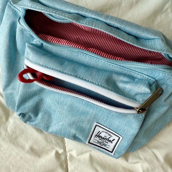 HERSCHEL | NWT Lt Blue Denim Pop Quiz Hip Pack - Picture 3 of 6